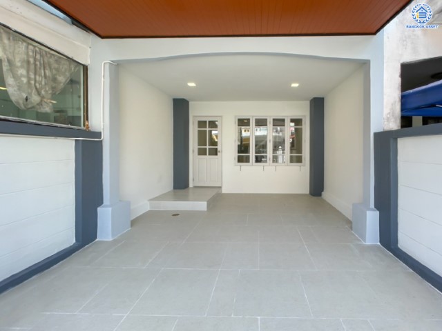 ทาวน์เฮ้าส์มือสองตกแต่งใหม่ ม.บุศรินทร์ บางบัวทอง บนเนื้อที่ 18 ตร.ว. ฟังก์ชัน 2 ห้องนอน 2 ห้องน้ำ 1 ที่จอดรถ ราคาถูกจนต้องรีบจอง! ทำเลดี เชื่อมต่อหลายเส้นทาง ถ.กาญจนาภิเษก, ถ.รัตนาธิเบศร์, ถ.บางกรวย-ไทรน้อย และใกล้เซ็นทรัลเวสต์เกต และรถไฟฟ้าสายสีม่วง "สถานีบางพลู" เพียง 5 นาที